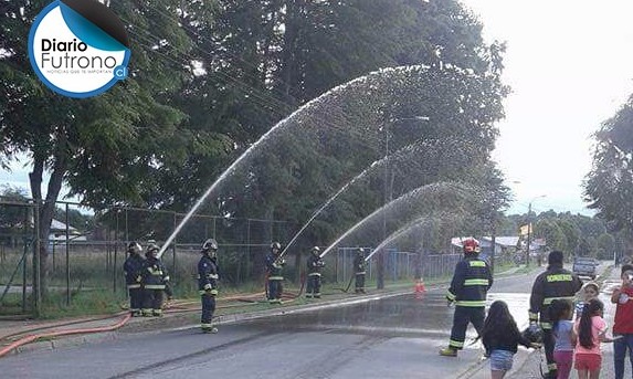 Cortina de agua dio la bienvenida a moderno carro bomba para Nontuelá