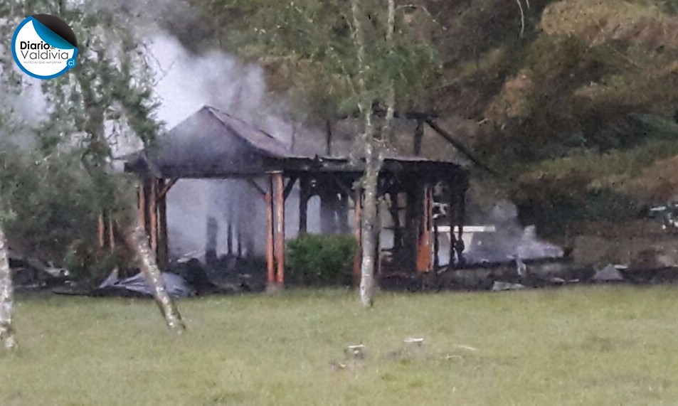 Iglesia católica fue destruida en Panguipulli previo a visita del Papa a La Araucanía