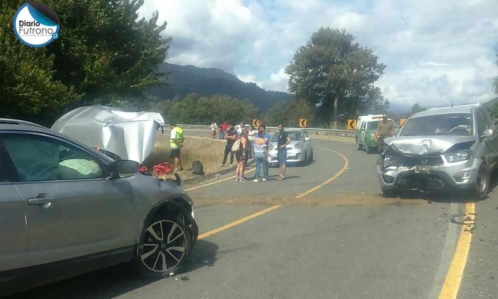 Colisión frontal en sector cordillerano de Futrono deja 8 personas lesionadas