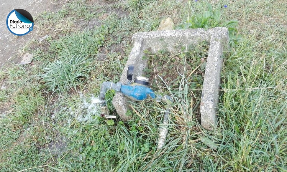 Posta cerrada: Vehículo chocó medidor de agua en la posta de Llifén