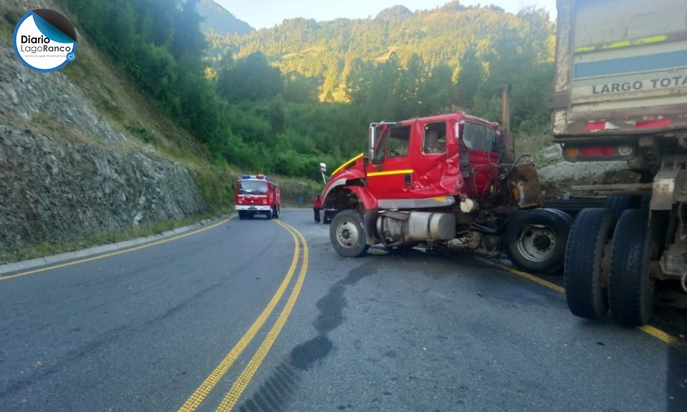 Camión de carga protagonizó accidente en pronunciada pendiente en Lago Ranco