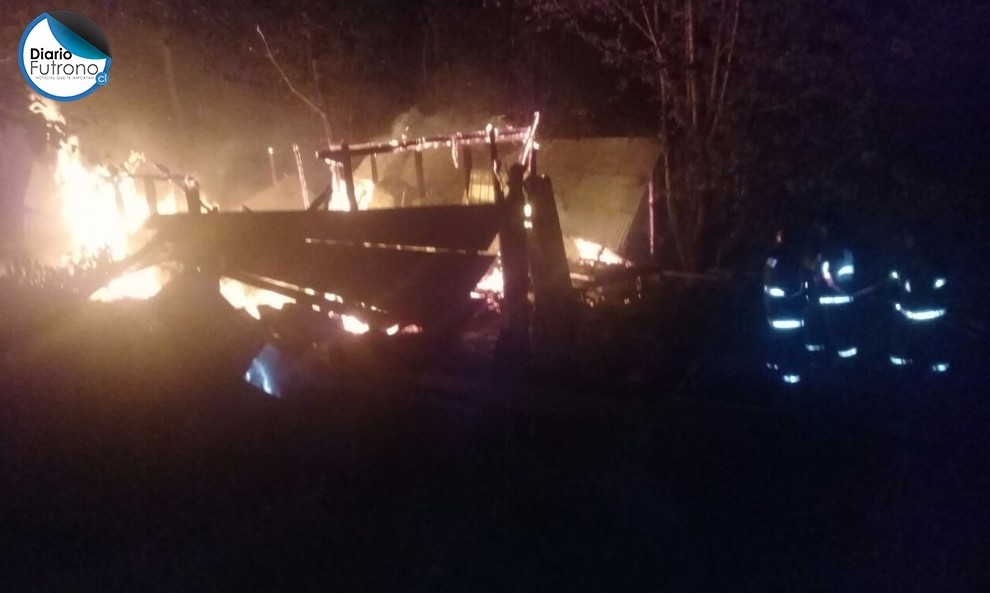 Incendio destruyó taller de muebles en Maihue