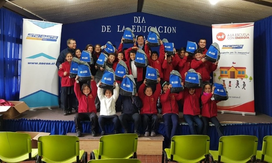 Estudiantes de Futrono empiezan el año con energía gracias a campaña de empresa eléctrica