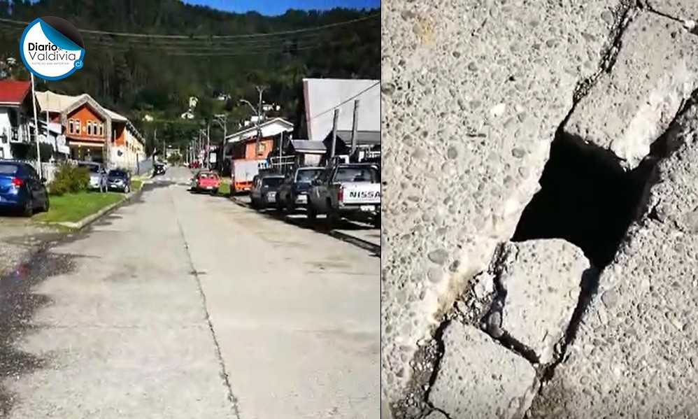 Vecinos de Corral preocupados por bache y estero que corre bajo transitada calle