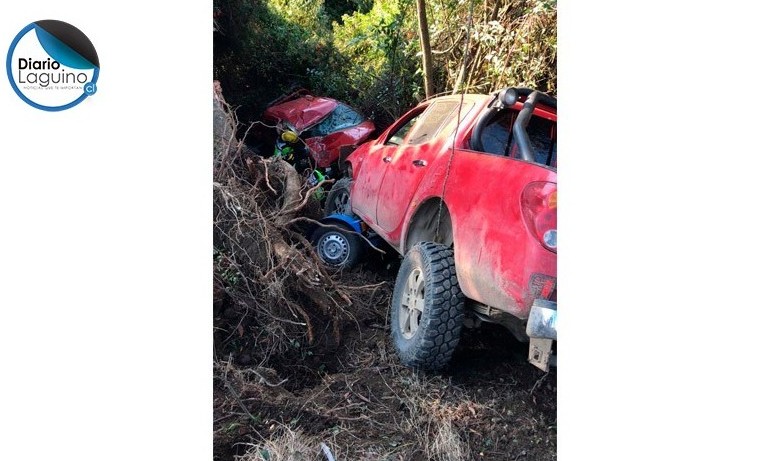 Dos camionetas cayeron por una quebrada en Los Lagos