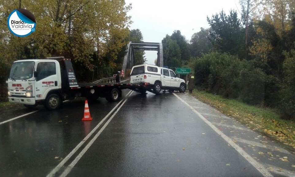 Camioneta de la Armada estuvo a punto de caer a un río en ruta Paillaco - Valdivia