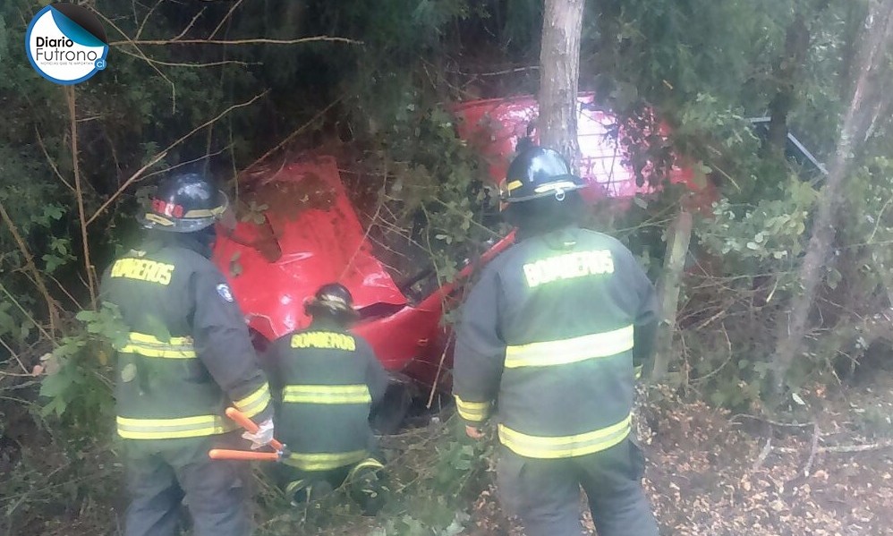 Tres personas lesionadas tras volcamiento de camioneta en ruta Futrono-Nontuelá