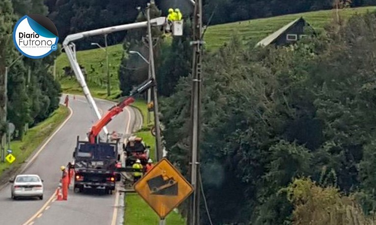 Poste chocado dejó a más de 5 mil clientes sin energía eléctrica en Futrono y Lago Ranco