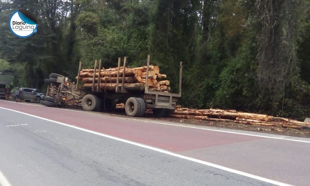 Conductor resultó ileso tras volcar su camión en la ruta Panguipulli-Los Lagos