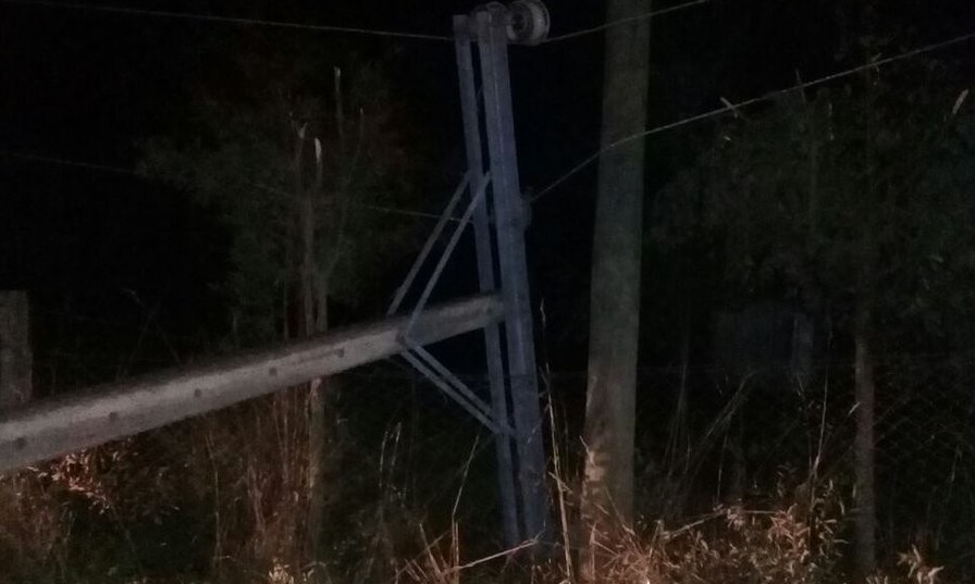 Poste chocado dejó a más de 6 mil clientes sin luz en Futrono