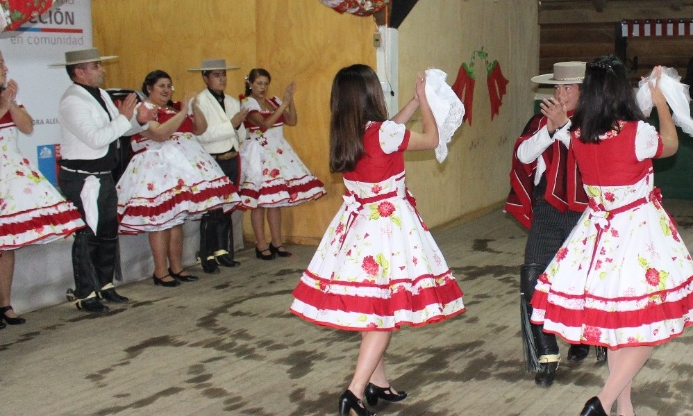 Conjunto folclórico de Futrono mejoró vestimentas con programa del FOSIS