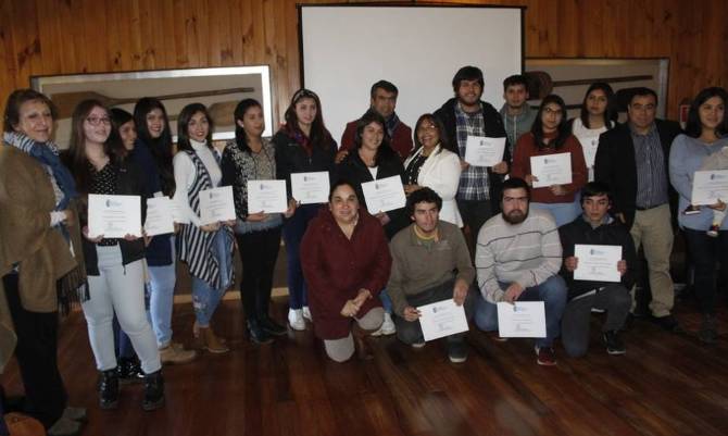 Estudiantes de educación superior de Futrono recibieron beca municipal 