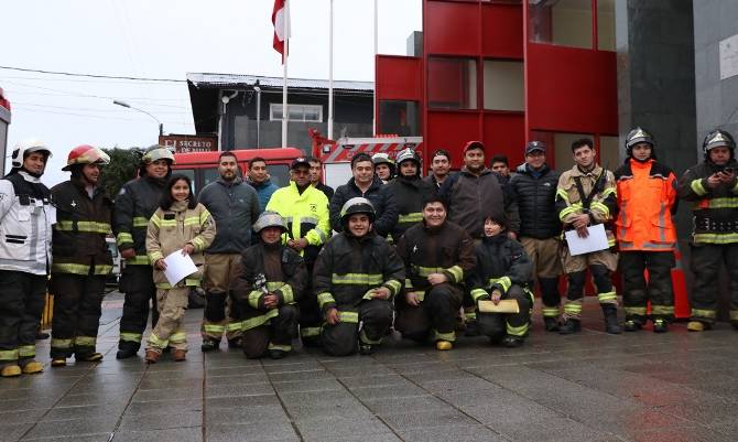 Día del Bombero: voluntarios de Futrono exhiben sus equipos ante la comunidad