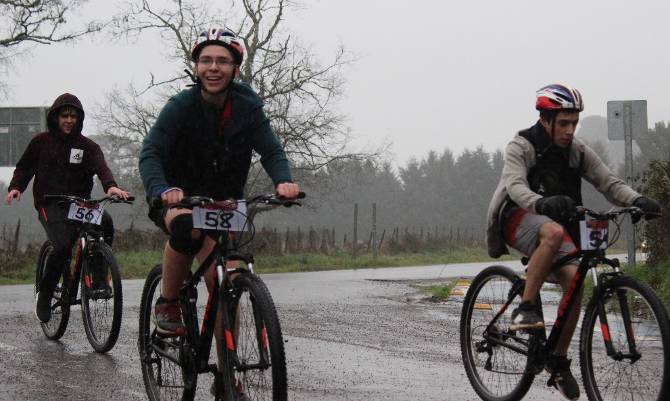 Ni la lluvia detuvo exitosa cicletada del liceo Armando Robles en Valdivia