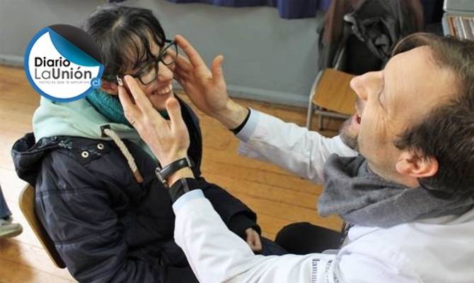 Junaeb Los Ríos realizó atenciones médicas a estudiantes con baja visión