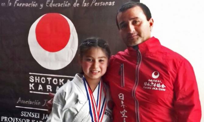 Apoyemos a Constanza, la joven que enorgullece a Futrono en karate 