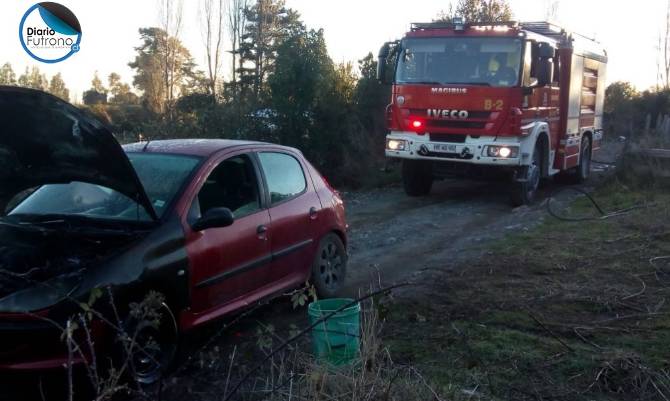 Incendio de vehículo movilizó a bomberos de Futrono