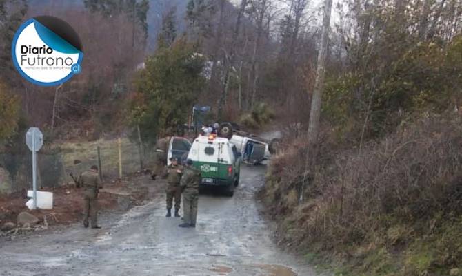 Vehículo volcó en sector Pumol