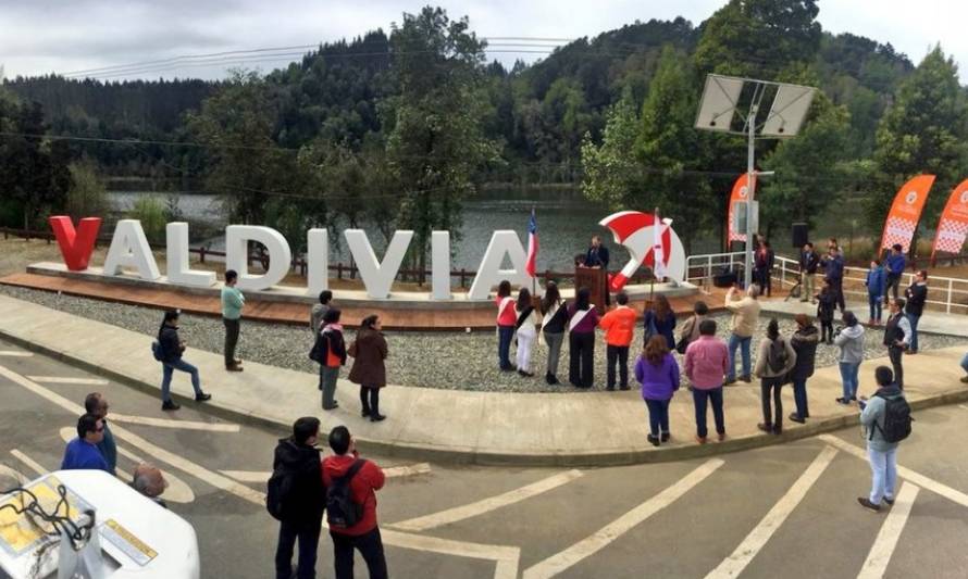 Municipalidad inauguró nuevas letras turísticas en el acceso norte de Valdivia