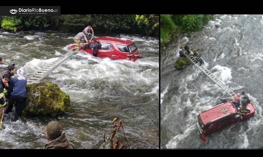 Notable: Bomberos improvisó puente y rescató a cuatro personas que cayeron a río en Puyehue