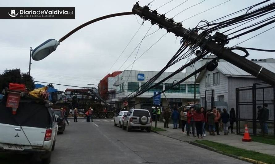 Camión derribó postes en pleno centro de Valdivia