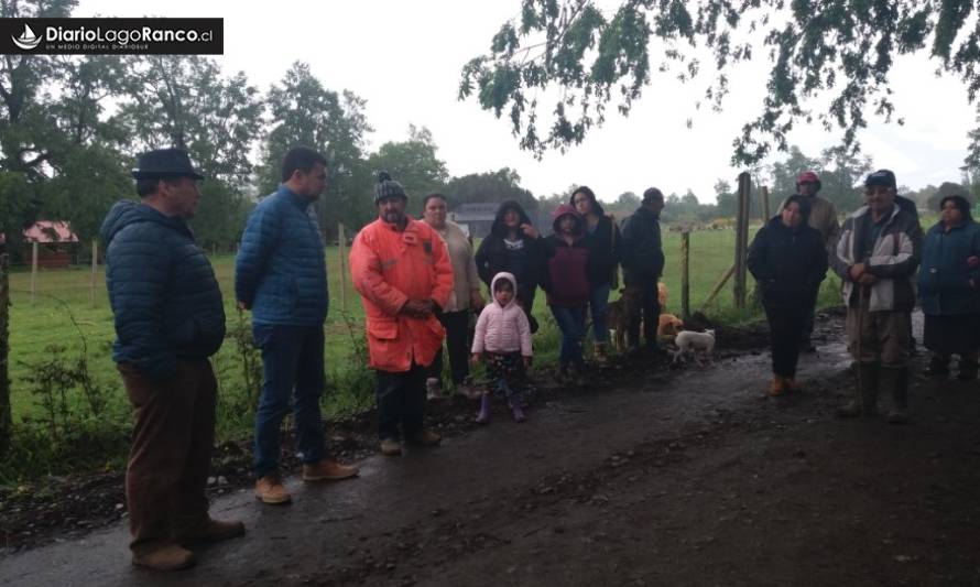 Vecinos impidieron instalación de cerco en camino de acceso a playa en Calcurrupe