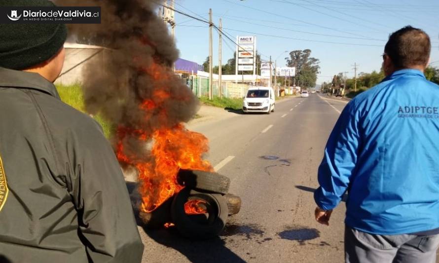 Gendarmes en paro bloquearon acceso sur a Valdivia