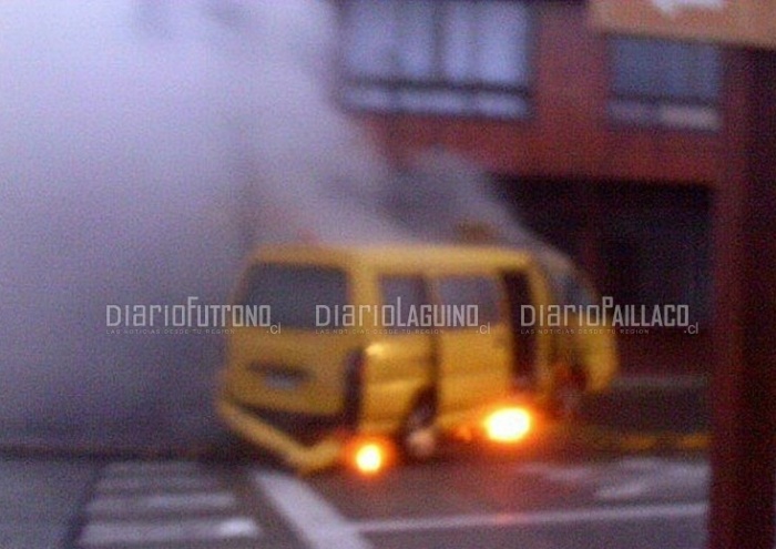 Secuencia fotográfica muestra como se incendió furgón escolar en Los Lagos