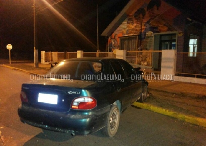 Después de discutir con su pareja, un hombre tomó el automóvil de su amigo y chocó contra barrera de protección frente a Escuela Olegario Morales Oliva
