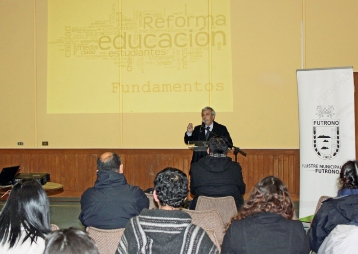 Futrono: gran participación ciudadana en charla sobre reformas tributaria y educacional