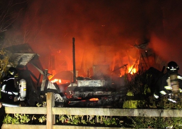 Incendio destruye vivienda en criadero Santa Isabel
