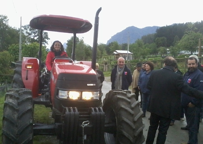 Municipalidad entrega tractor a comunidad de Maihue