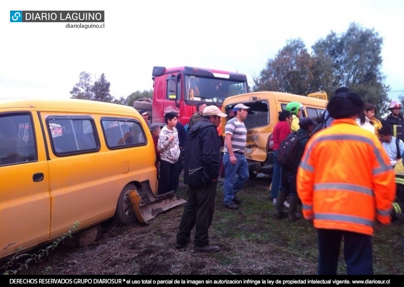 Dos furgones escolares, un automóvil y un camión colisionaron en las cercanías de Folilco