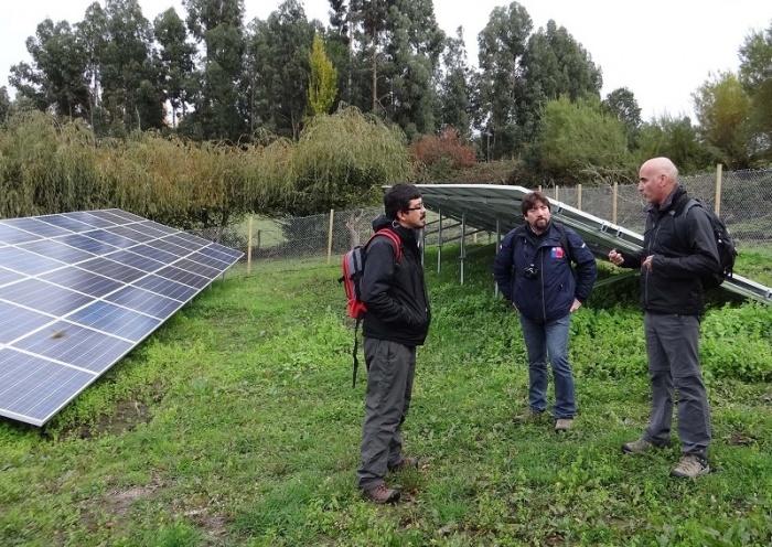 Director regional de INDAP visita proyecto de riego en Isla Huapi