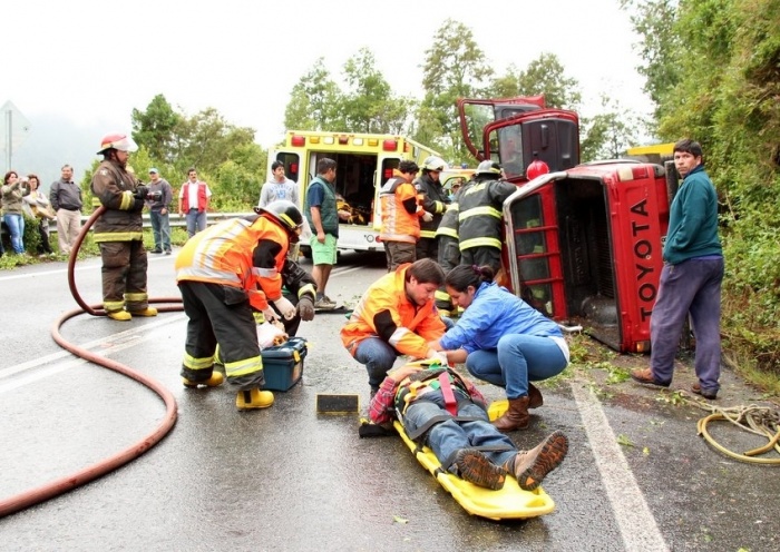 Vehículo con tres personas volcó en el sector Cerrillos, camino a Llifén