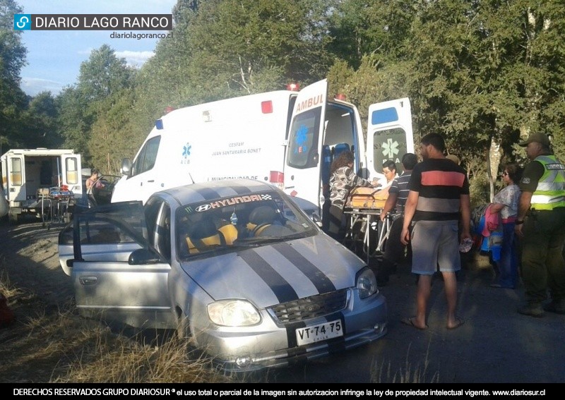 Tres personas lesionadas dejó colisión en sector Quirrasco de Lago Ranco