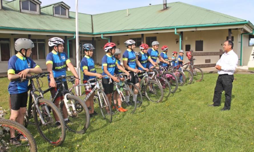 Alumnos del Club de Ciclismo Escolar de Los Lagos recibieron implementación deportiva