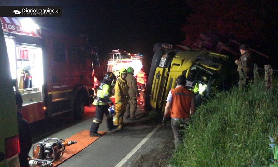 Bomberos rescató a conductor atrapado tras volcamiento de camión en Los Lagos