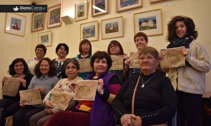 Bordadoras de Miramar concluirán en Corral itinerancia de exposición y talleres por bibliotecas públicas de Los Ríos