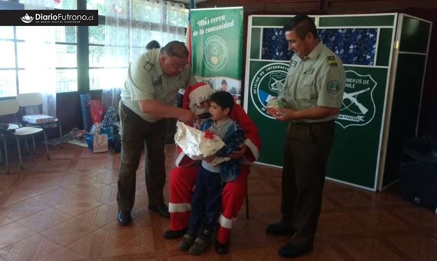 Carabineros de La Unión celebró Navidad con niñas y niños de Isla Huapi