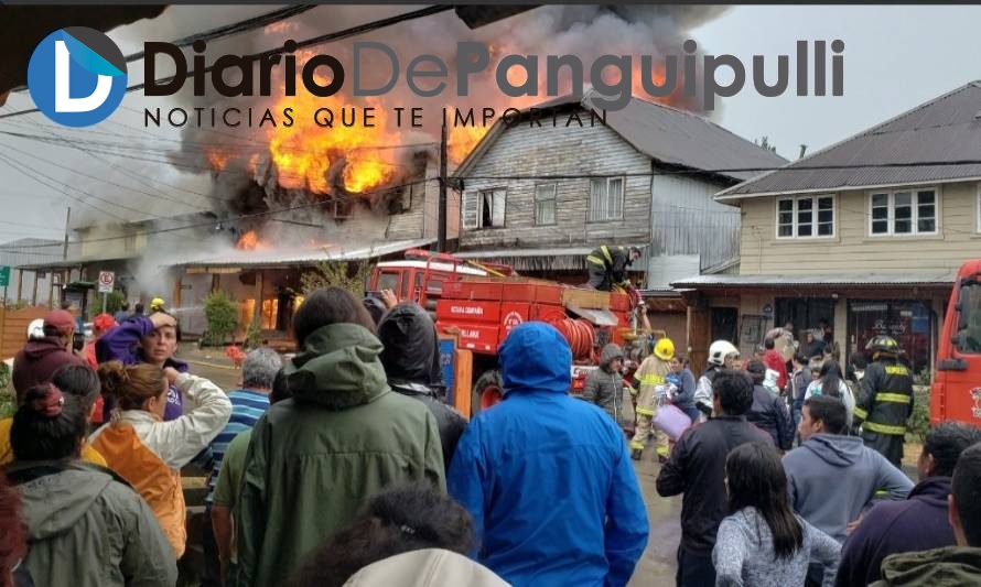 Violento incendio consumió 10 viviendas y 2 restaurantes en pleno centro de Panguipulli