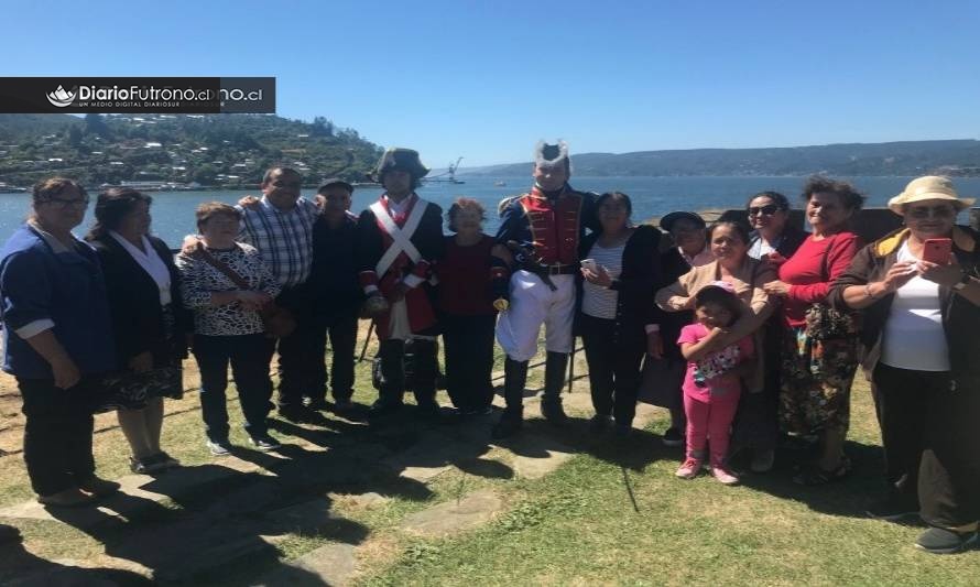 Grupo de adultos mayores de Futrono se maravillaron con el Castillo de Corral 