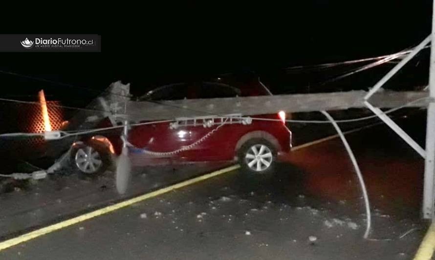 Conductor que derribó poste en Llifén fue detenido por manejar en estado de ebriedad