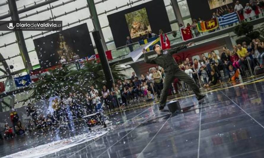 Buscan en Valdivia súper pilotos de aviones de papel: podrían llegar la final de Red Bull Paper Wings