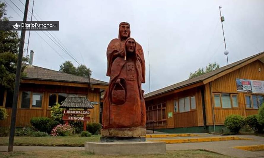Futroninos aplauden instalación de escultura mapuche en el frontis del municipio 