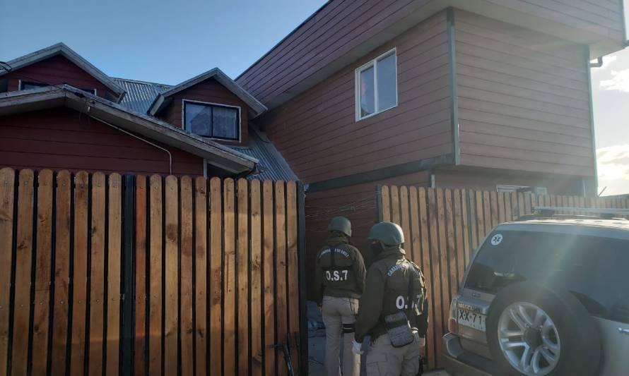 Dos detenidos, droga y armamento decomisado tras operativo de Carabineros en Valdivia