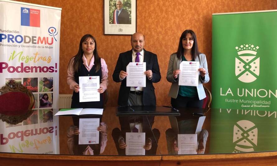 PRODEMU y Municipio de La Unión firman convenio de colaboración que beneficiará a mujeres de la comuna
