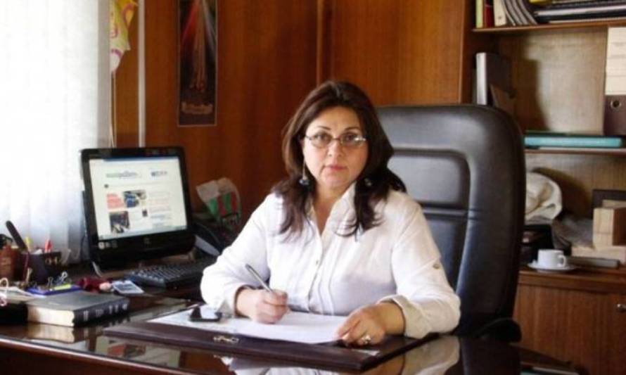 Alcaldesa de Paillaco pide renuncia de intendente tras difusión de fotografías de sus hijos posando con un arma