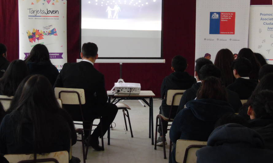 Injuv Los Ríos realizó charla de prevención contra la violencia en el pololeo