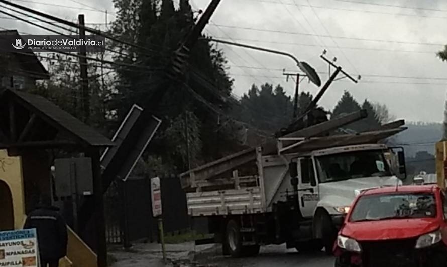 Camión arrasó con cables del tendido eléctrico en acceso sur de Valdivia